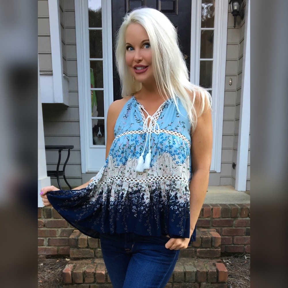 LAST 1!! 💕SALE!! Stunning Dual Color Floral Top! - Picture 1 of 4
